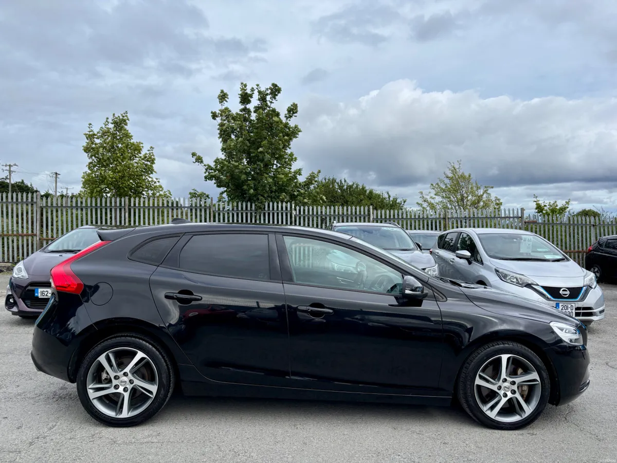 VOLVO V40 2017 2.0, DIESEL D4 - Image 4