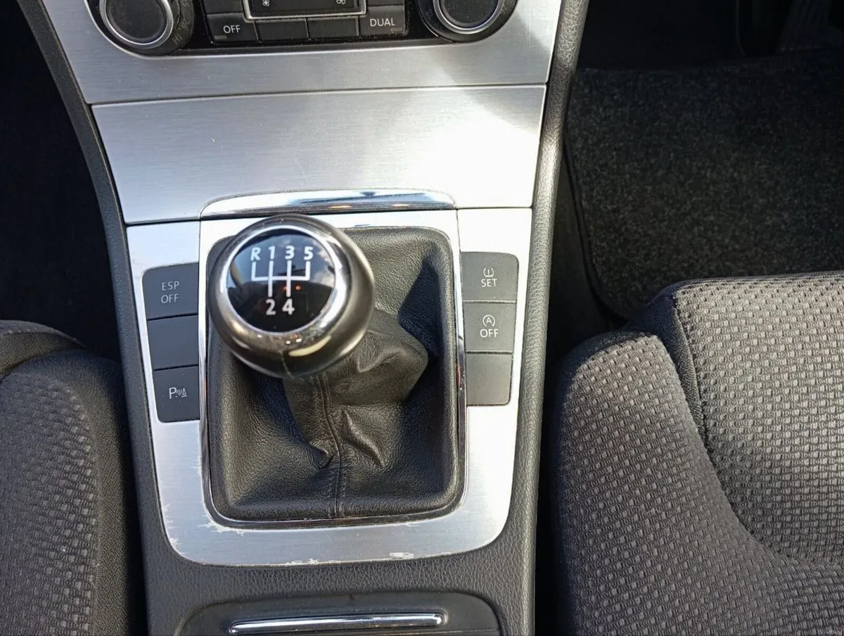 Volkswagen Passat 2010 - Image 5