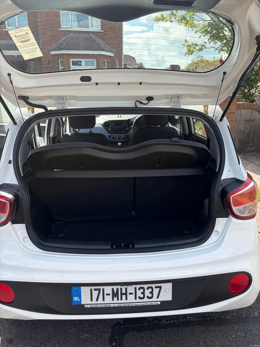 White Hyundai i10 - low owners - freshly serviced - Image 5