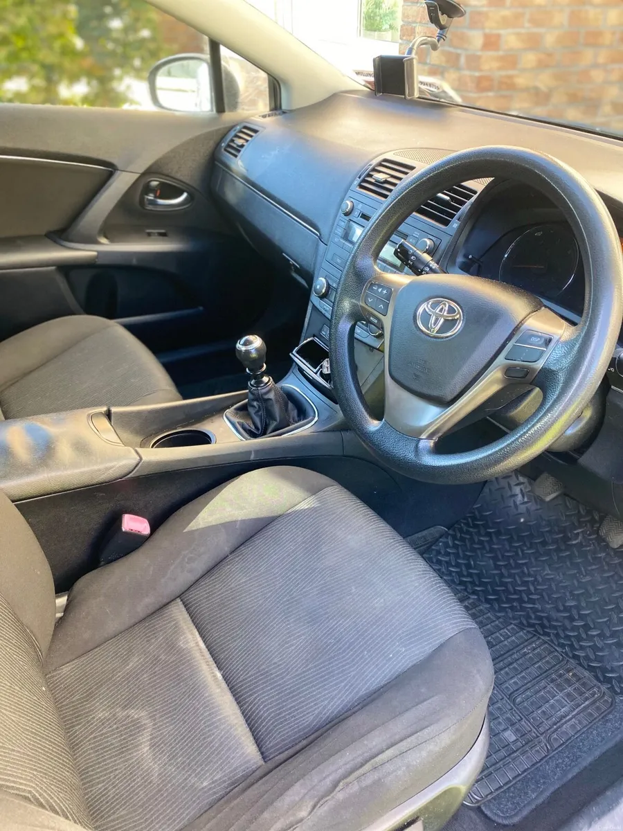 Toyota Avensis 2011 - Image 2