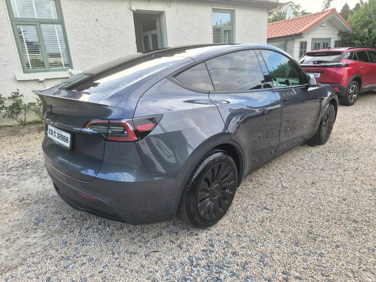 Tesla model Y 2023 - Image 4