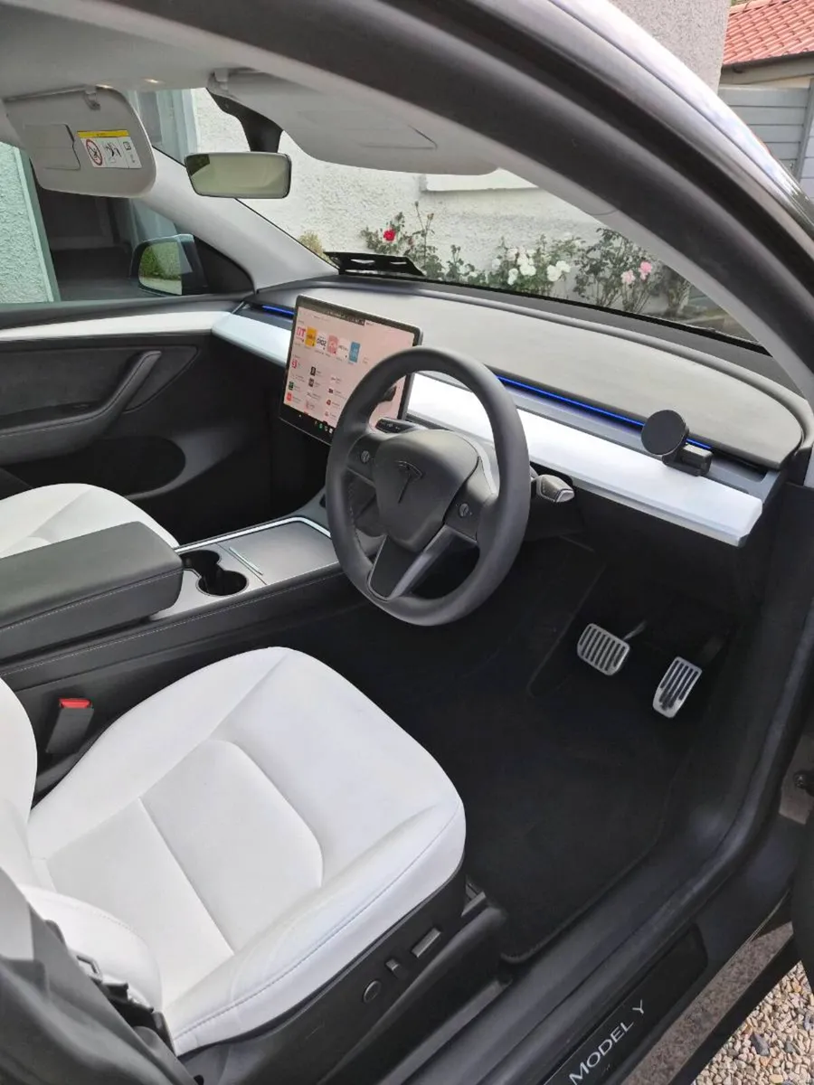Tesla model Y 2023 - Image 6