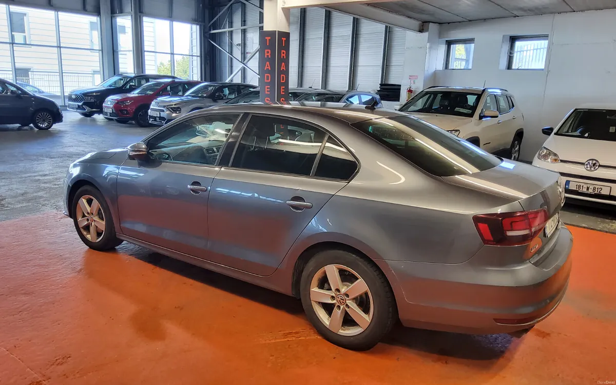 Volkswagen Jetta 2017 - Image 5