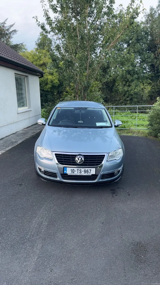 Volkswagen Passat 2010 - Image 2
