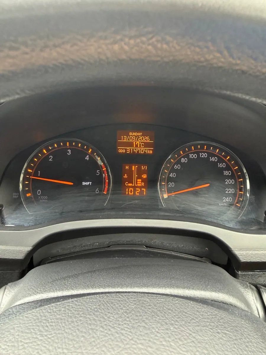 Toyota Avensis 2011 - Image 2