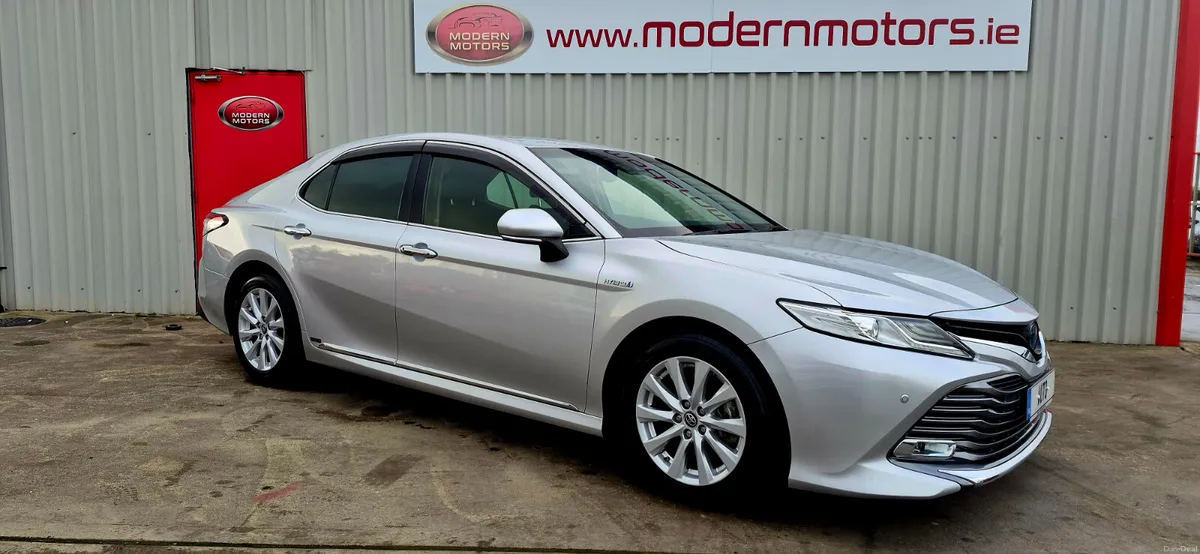Toyota Camry hybrid/petrol auto new model low kms - Image 2