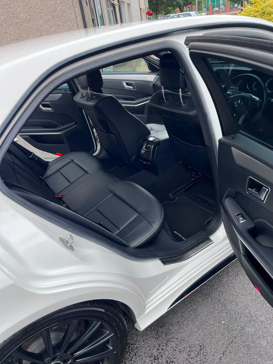 Mercedes E220 amg line night edition - Image 3