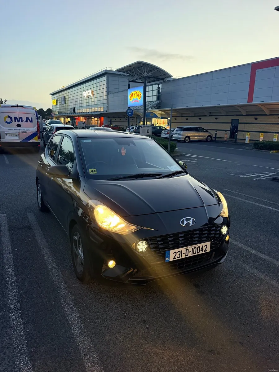 Hyundai i10 Deluxe 5DR - Image 2
