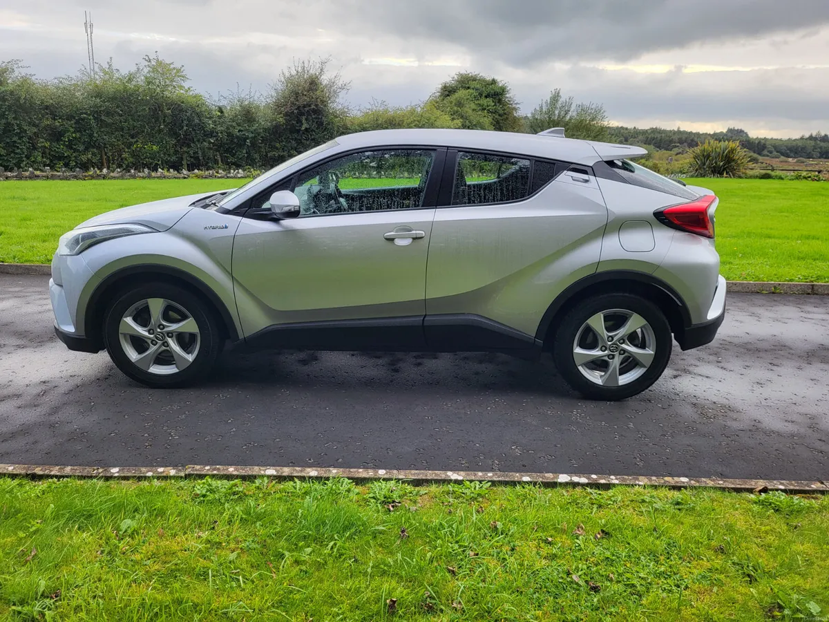 Toyota C-HR HYBRID AUTOMATIC - Image 5