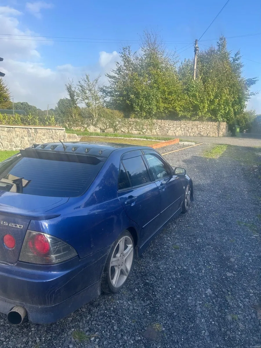 Lexus IS 2002 - Image 2