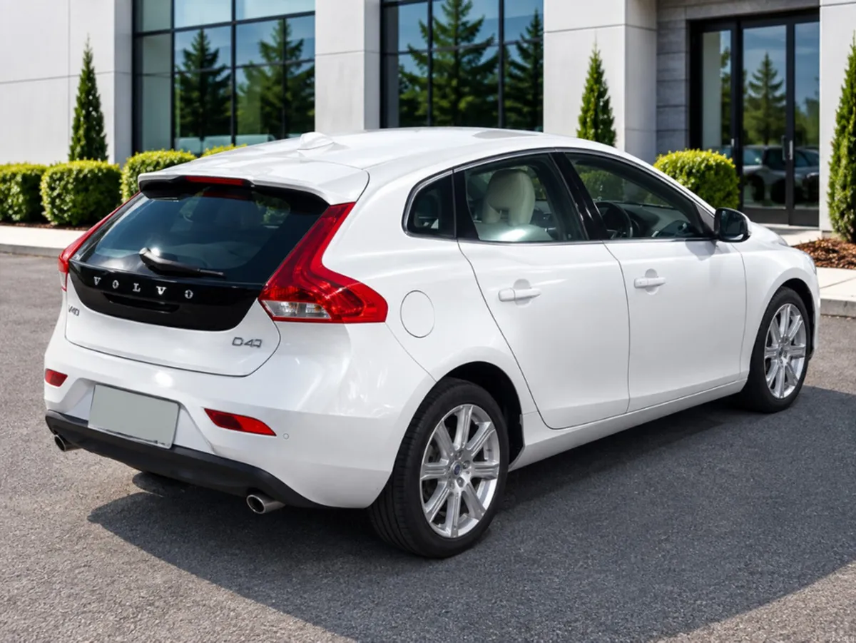 Volvo V40 2.0 D4 INSCRIPTION 190BHP AUTOMATIC **TO - Image 2