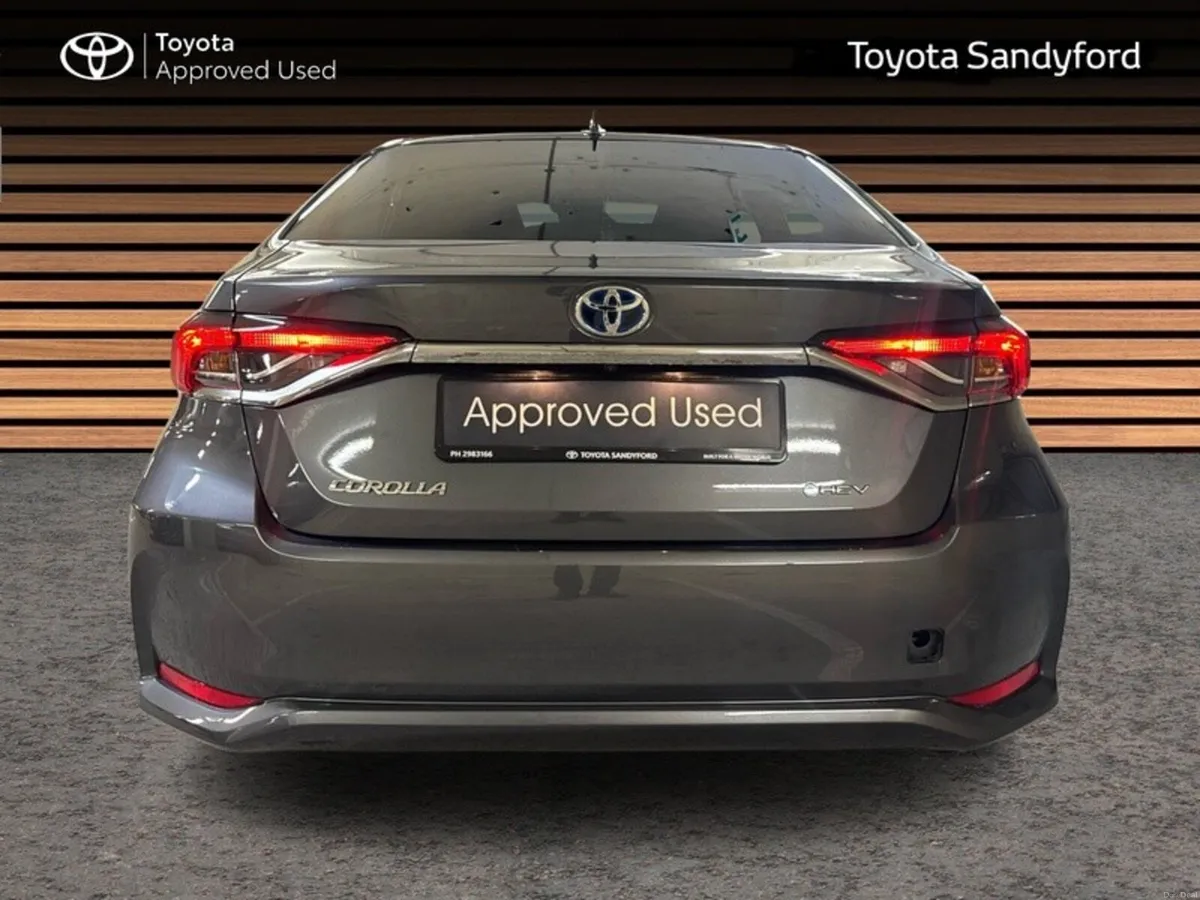Toyota Corolla LUNA SPORT SALOON // HEATED SEATS / - Image 4