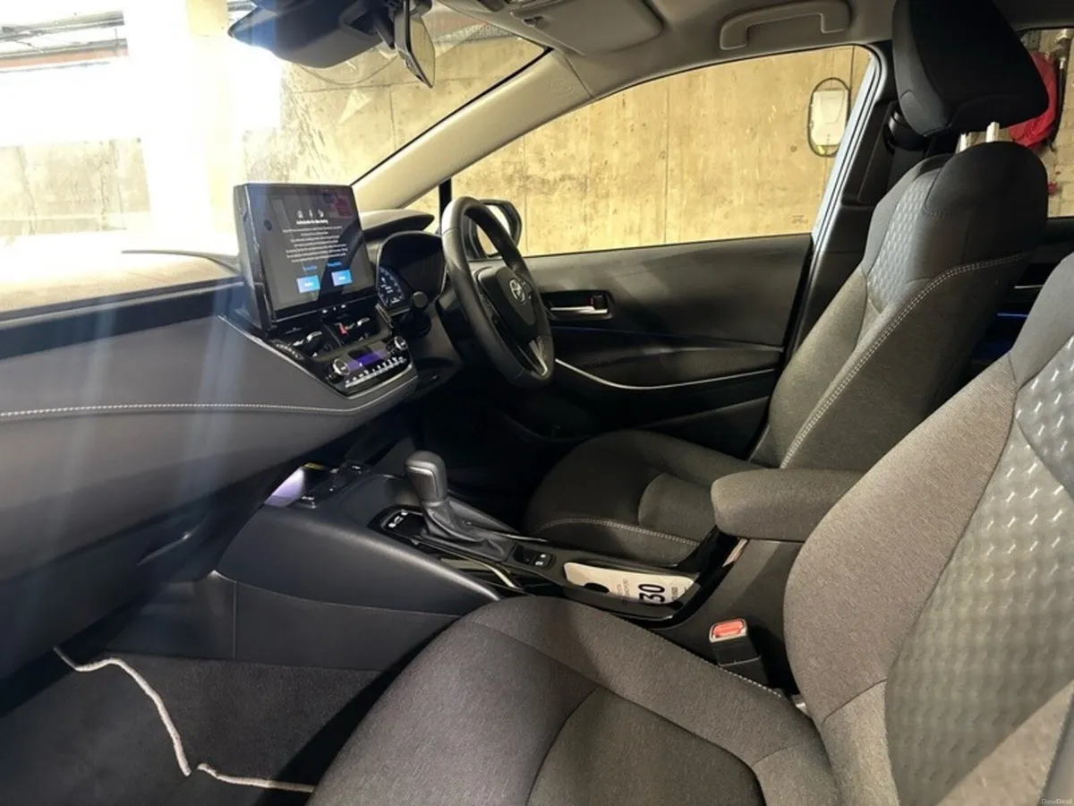 Toyota Corolla LUNA SPORT SALOON // HEATED SEATS / - Image 6