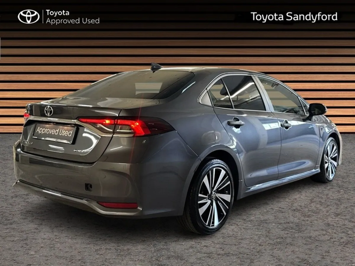 Toyota Corolla LUNA SPORT SALOON // HEATED SEATS / - Image 2