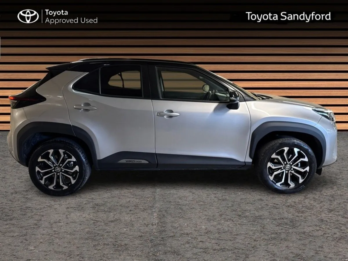 Toyota Yaris Cross LUNA SPORT BI-TONE // REAR CAME - Image 3