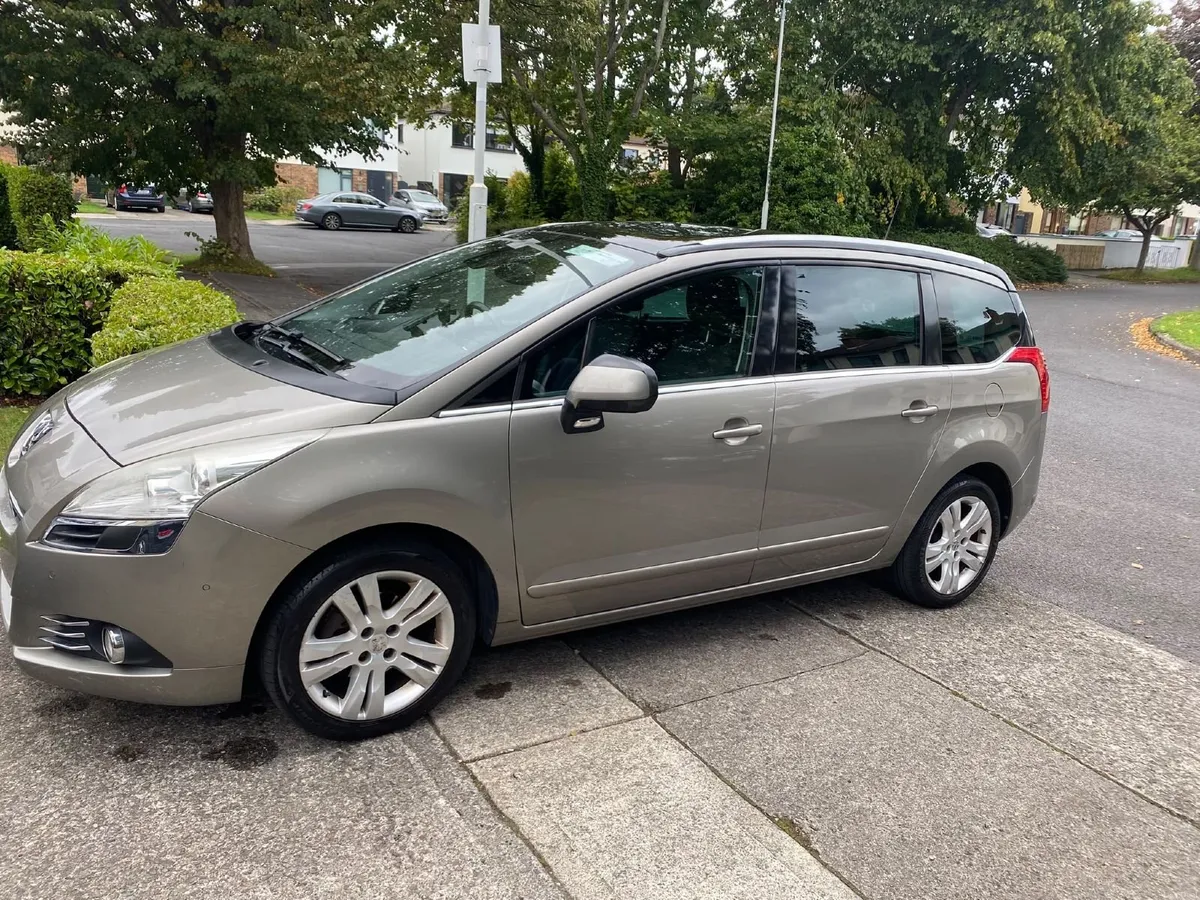 Peugeot 5008 2010 - Image 1