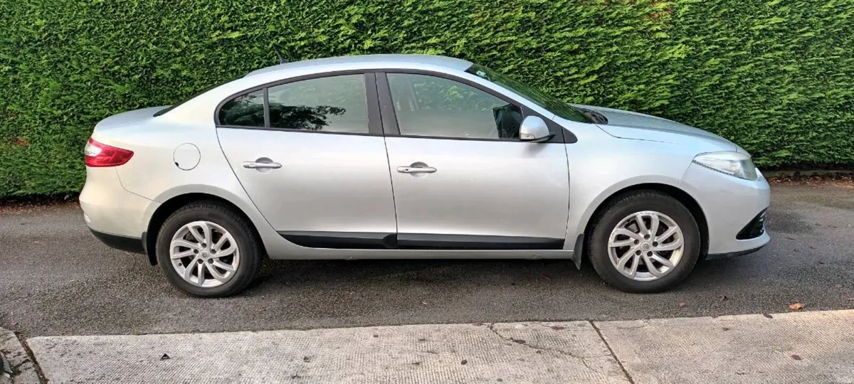 2014 Renault Fluence.NCT & Tax May 27. Only 123 KM - Image 3
