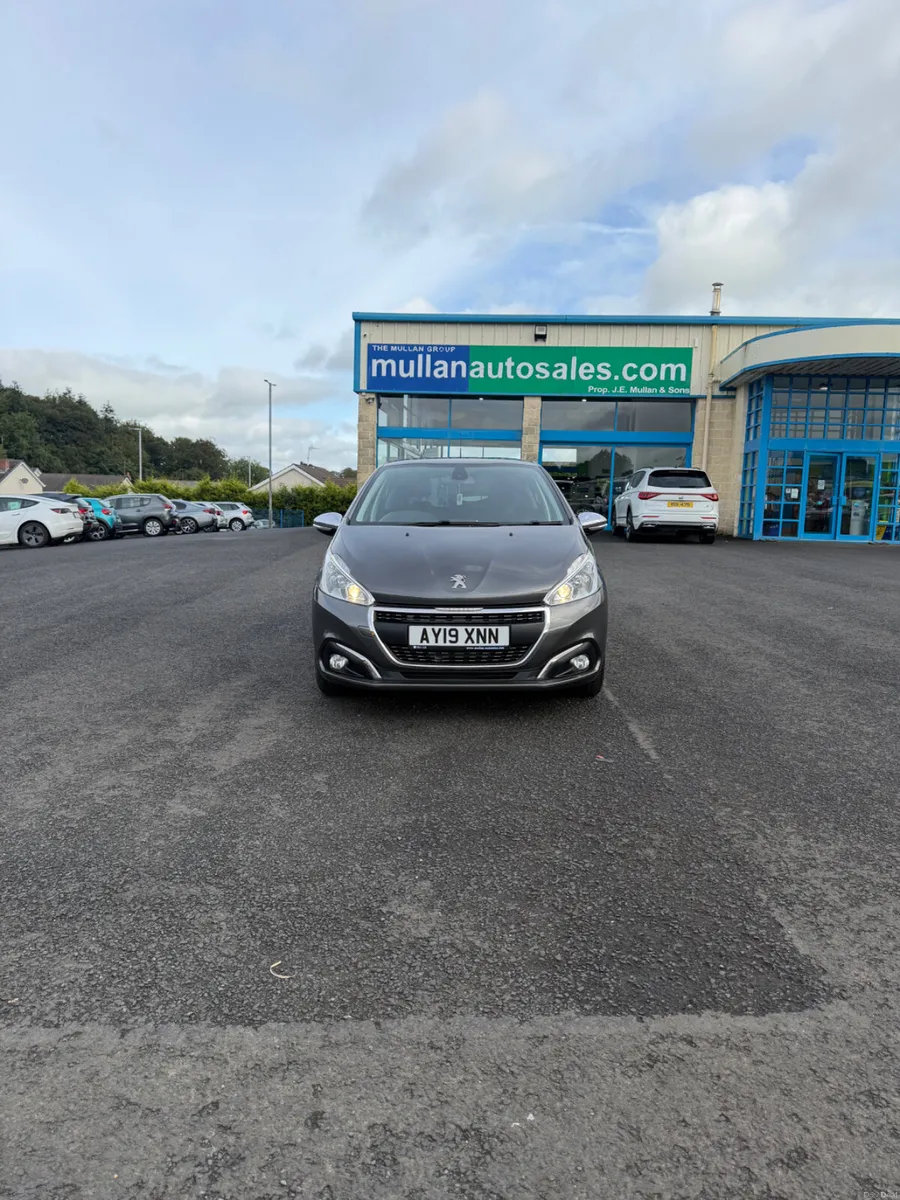Peugeot 208 1.2 Signature 5/Door - Image 2