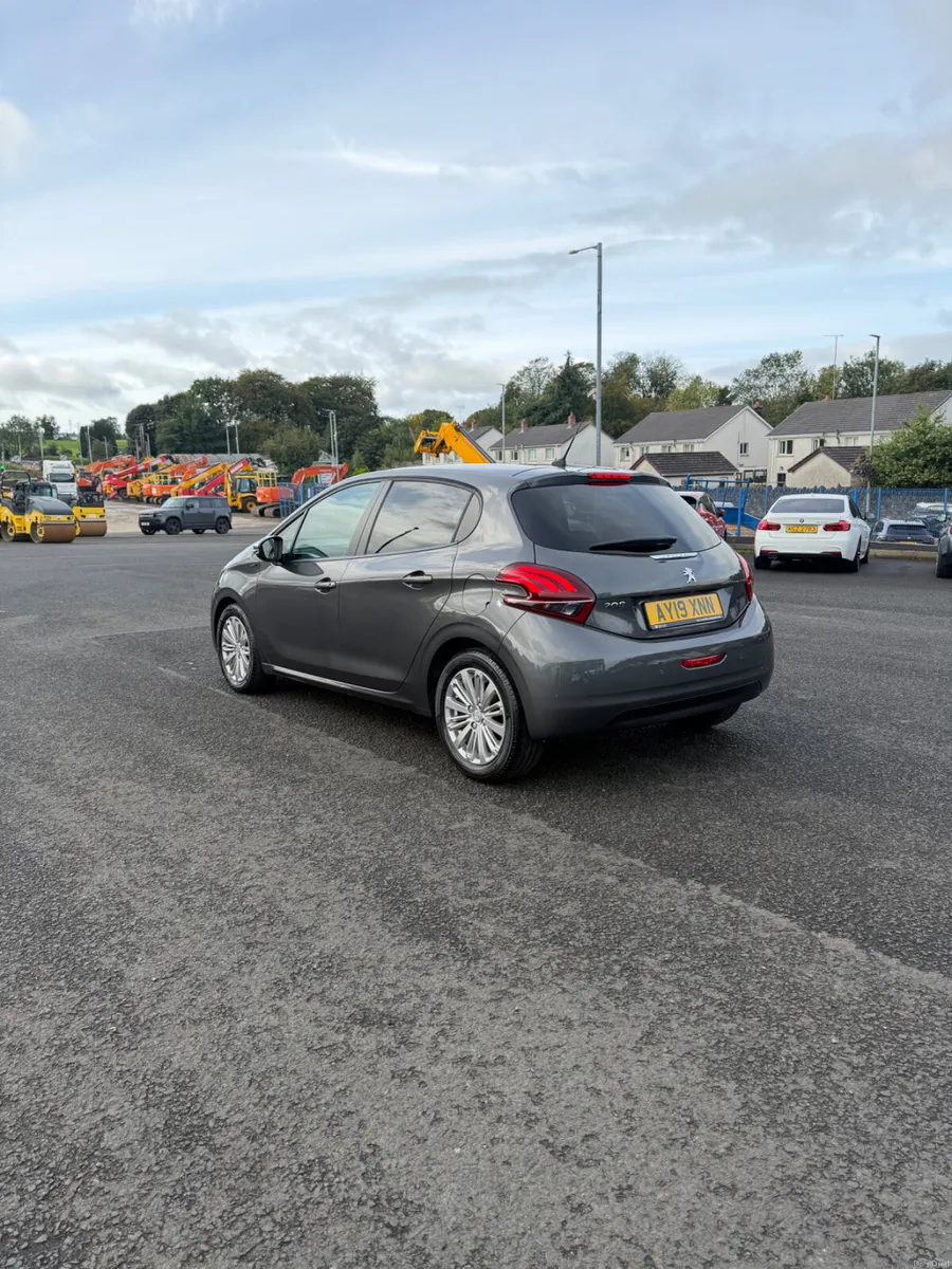 Peugeot 208 1.2 Signature 5/Door - Image 5