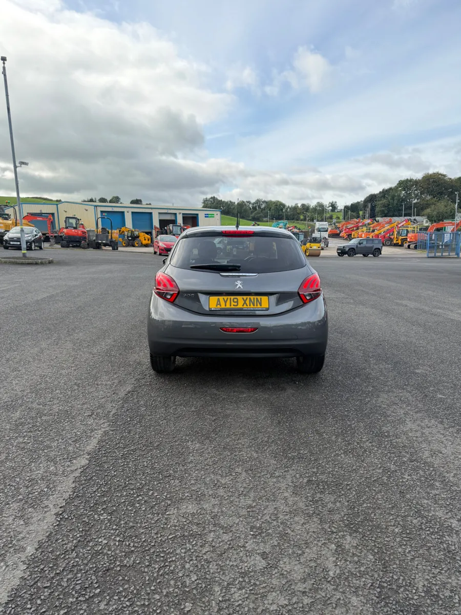 Peugeot 208 1.2 Signature 5/Door - Image 6