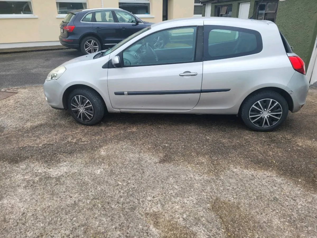 Renault Clio 2010 - Image 1