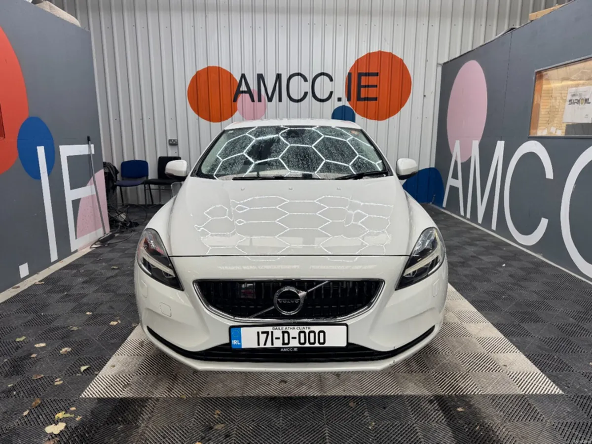 Volvo V40 2017 VOLVO V40 D4 MOMENTUM 2.0 AUTOMATIC - Image 2