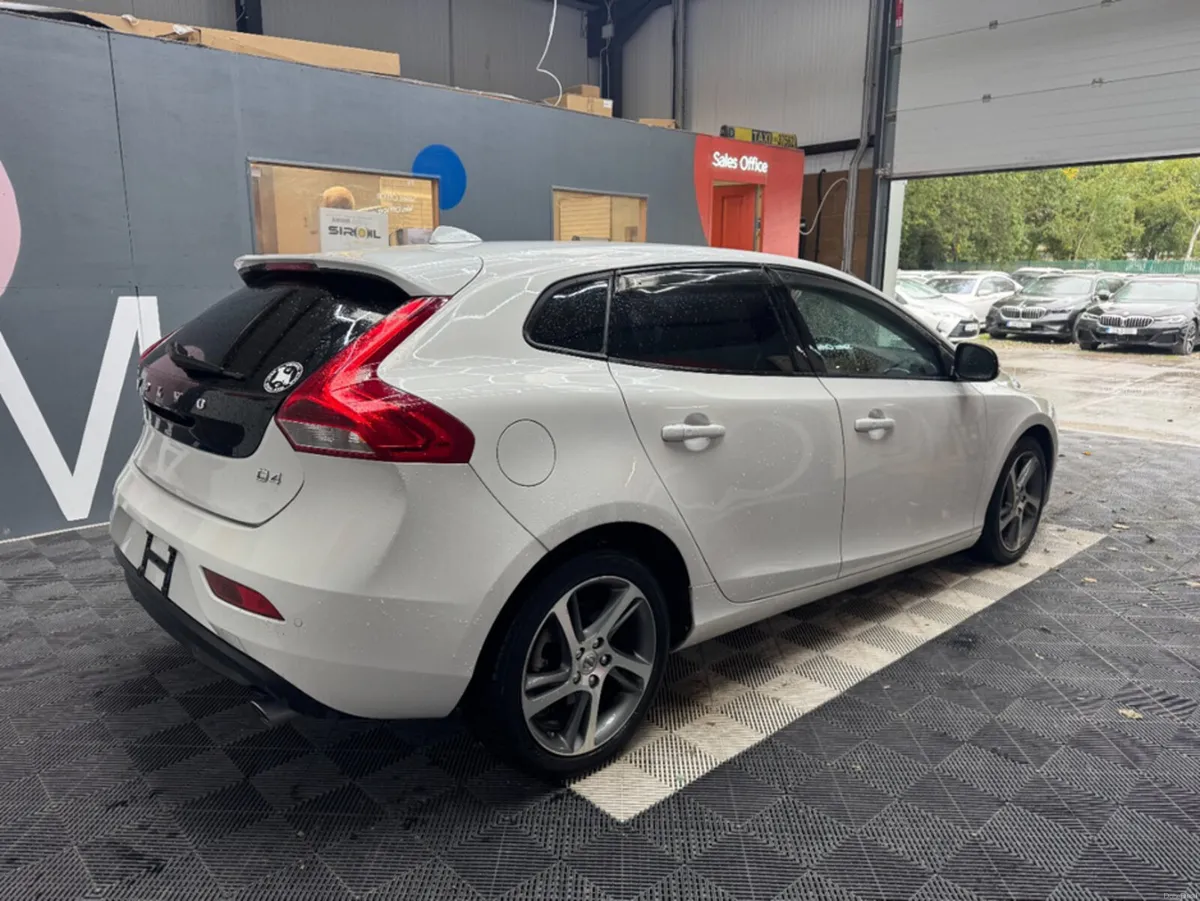 Volvo V40 2017 VOLVO V40 D4 MOMENTUM 2.0 AUTOMATIC - Image 3
