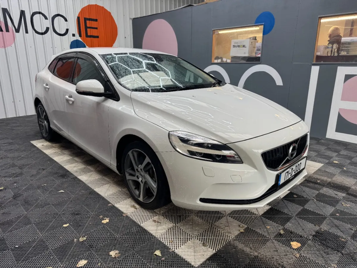 Volvo V40 2017 VOLVO V40 D4 MOMENTUM 2.0 AUTOMATIC - Image 1