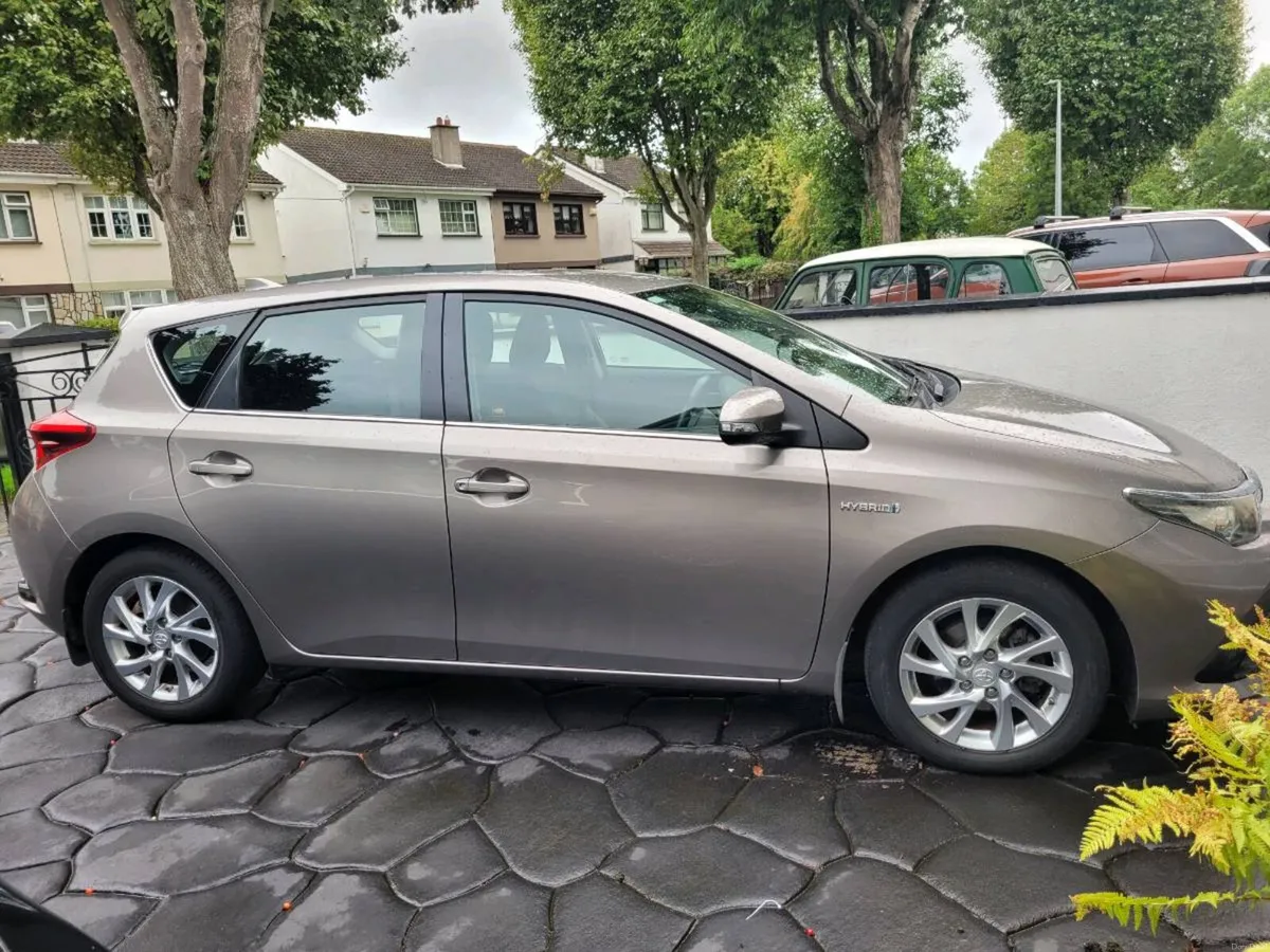 Toyota Auris Hybird automatic - Image 1