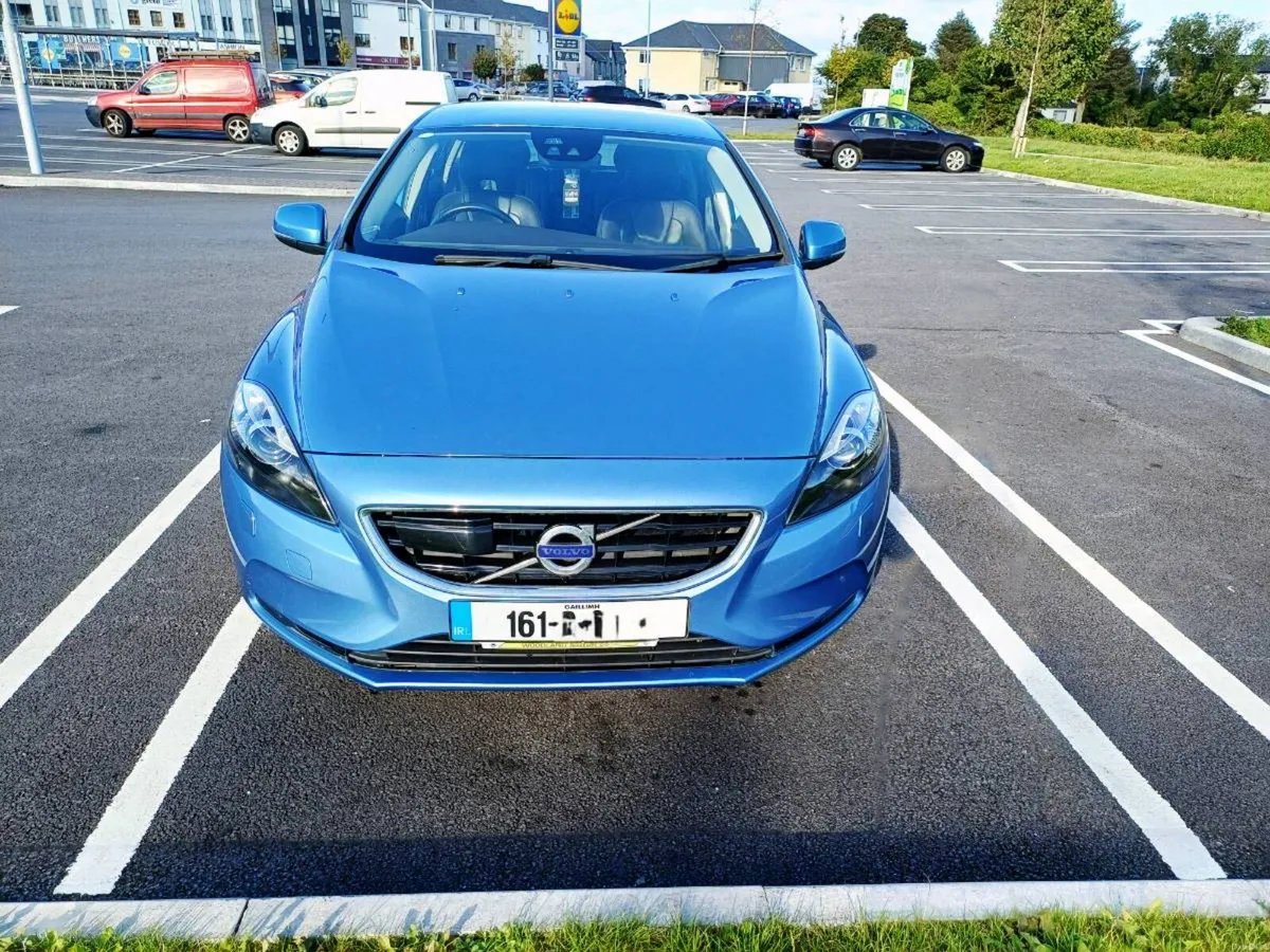 Volvo V40 - Image 1