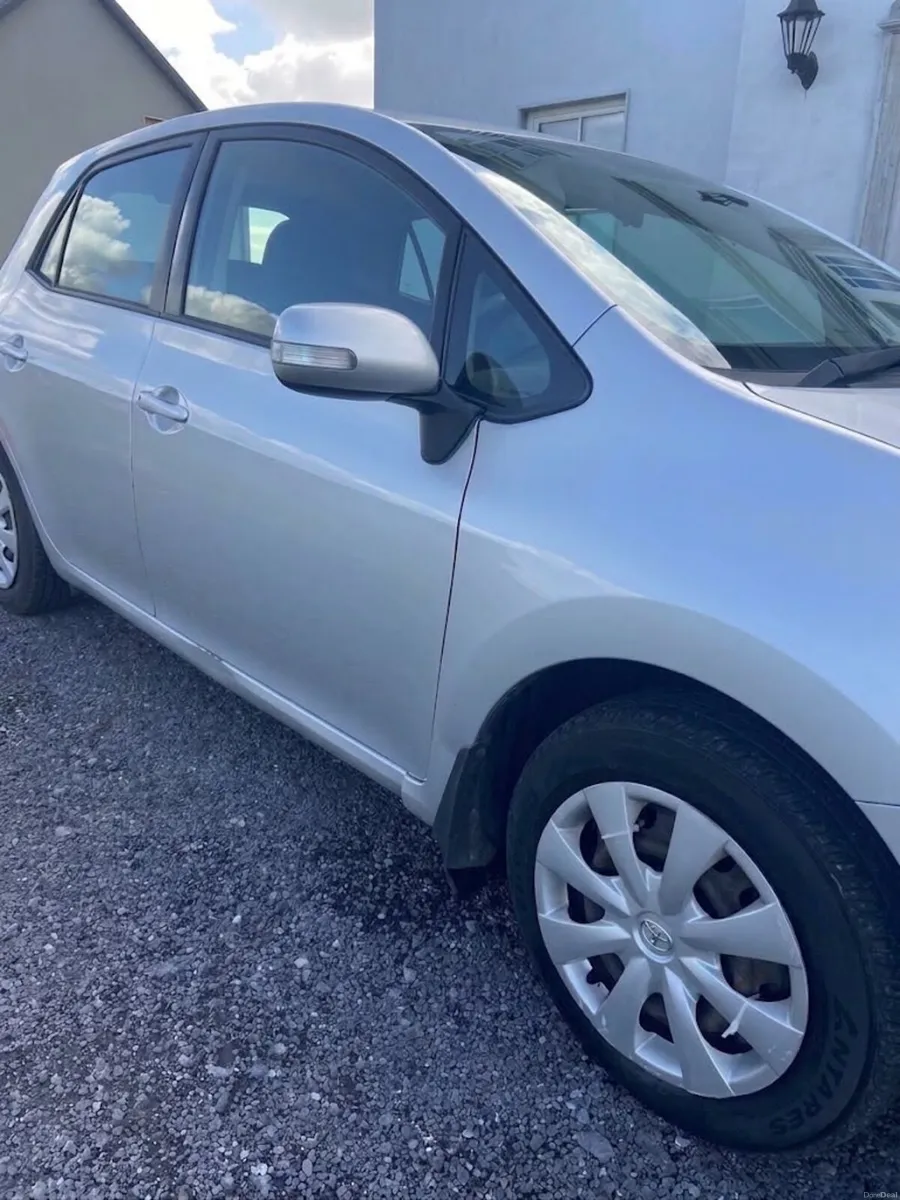 Toyota Auris 2011 - Image 2