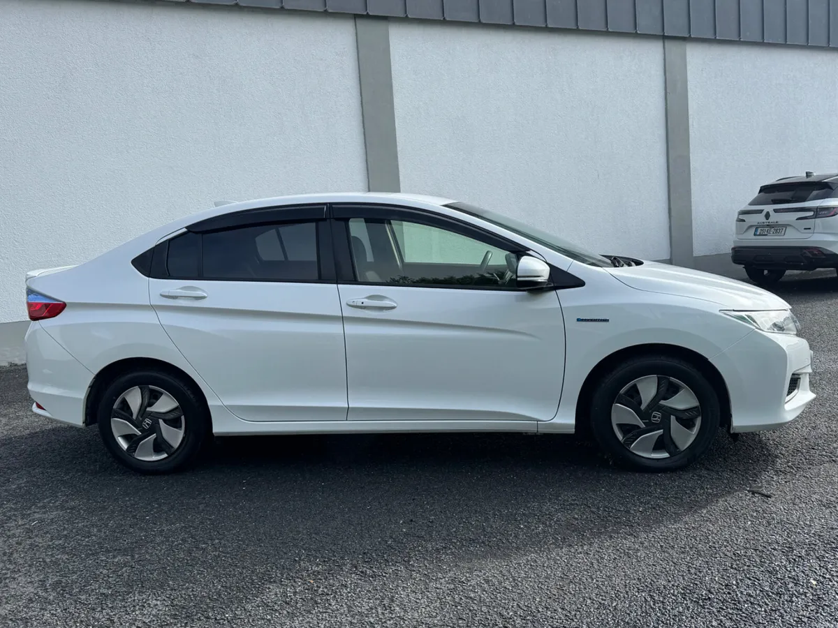 Honda Grace 2015 Hybrid 1.5 Automatic - Image 4