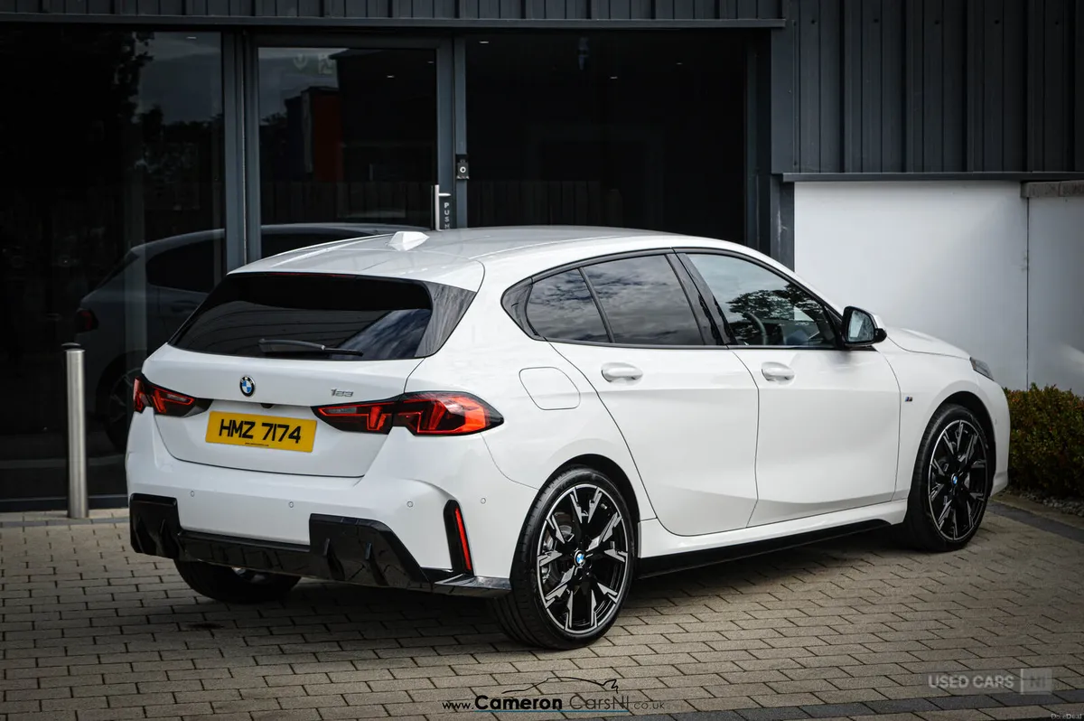 BMW 1-Series HATCHBACK - Image 2