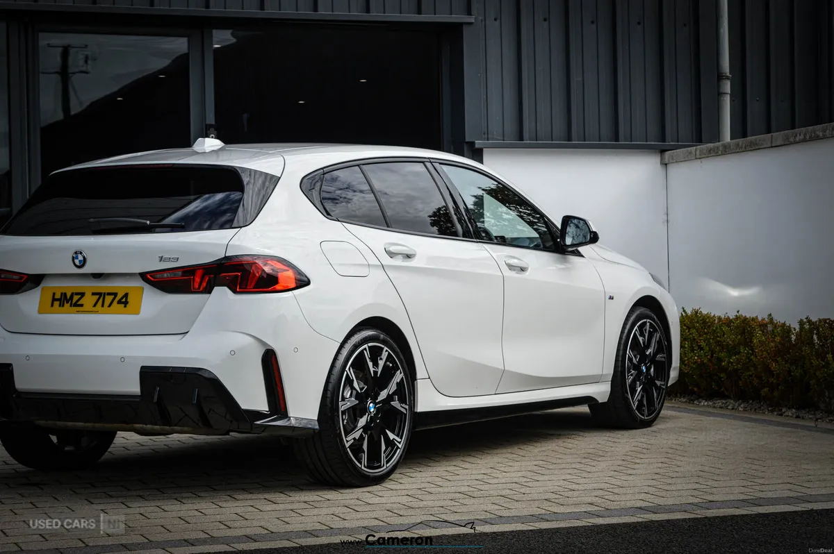 BMW 1-Series HATCHBACK - Image 4