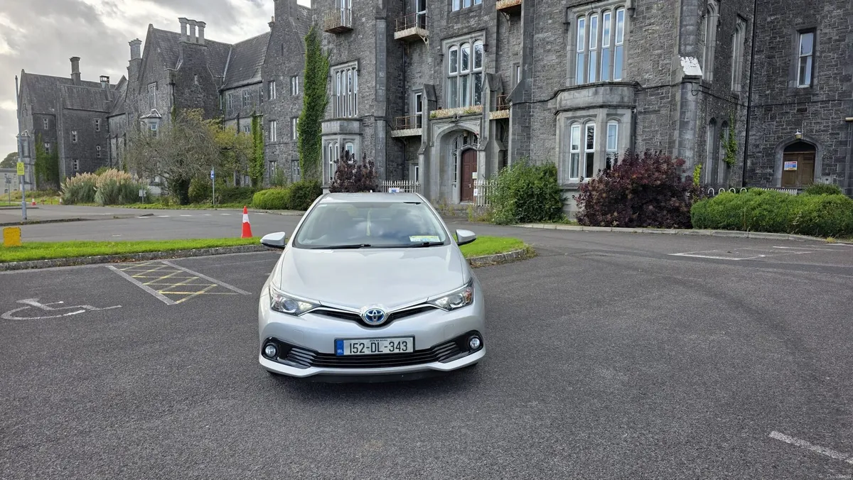 2015(152) Toyota Auris 1.8 Hybrid - Image 4