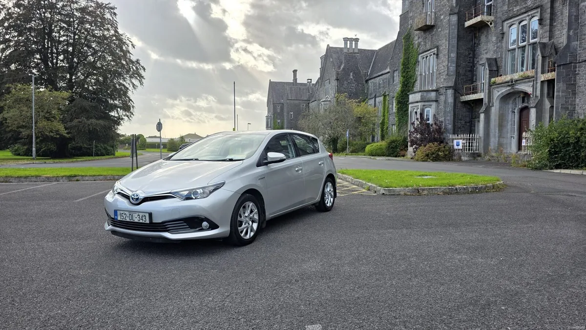 2015(152) Toyota Auris 1.8 Hybrid - Image 2