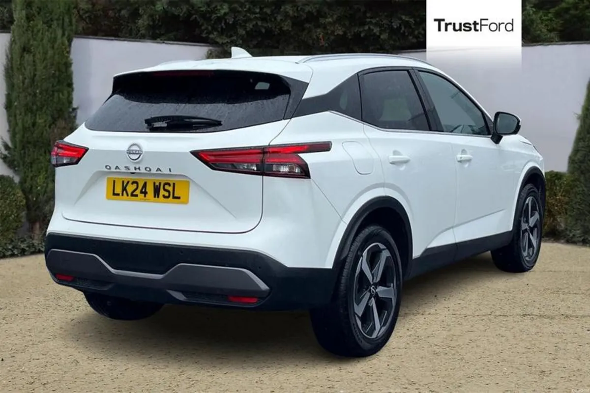 Nissan Qashqai 1.3 DiG-T MH N-Connecta [Glass Roof - Image 4