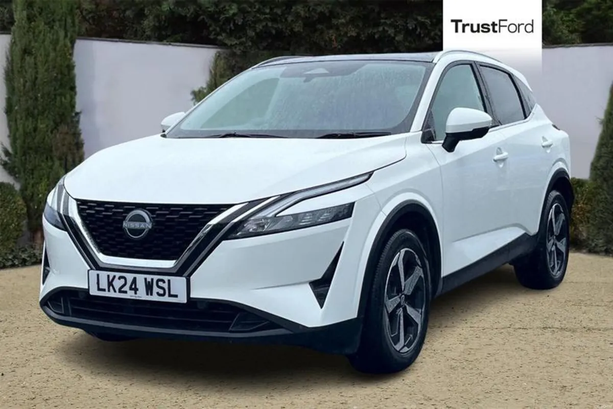 Nissan Qashqai 1.3 DiG-T MH N-Connecta [Glass Roof - Image 5