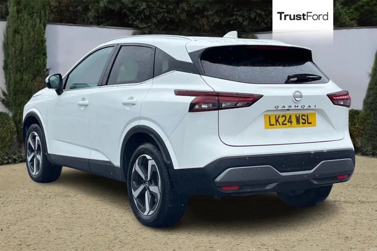 Nissan Qashqai 1.3 DiG-T MH N-Connecta [Glass Roof - Image 2