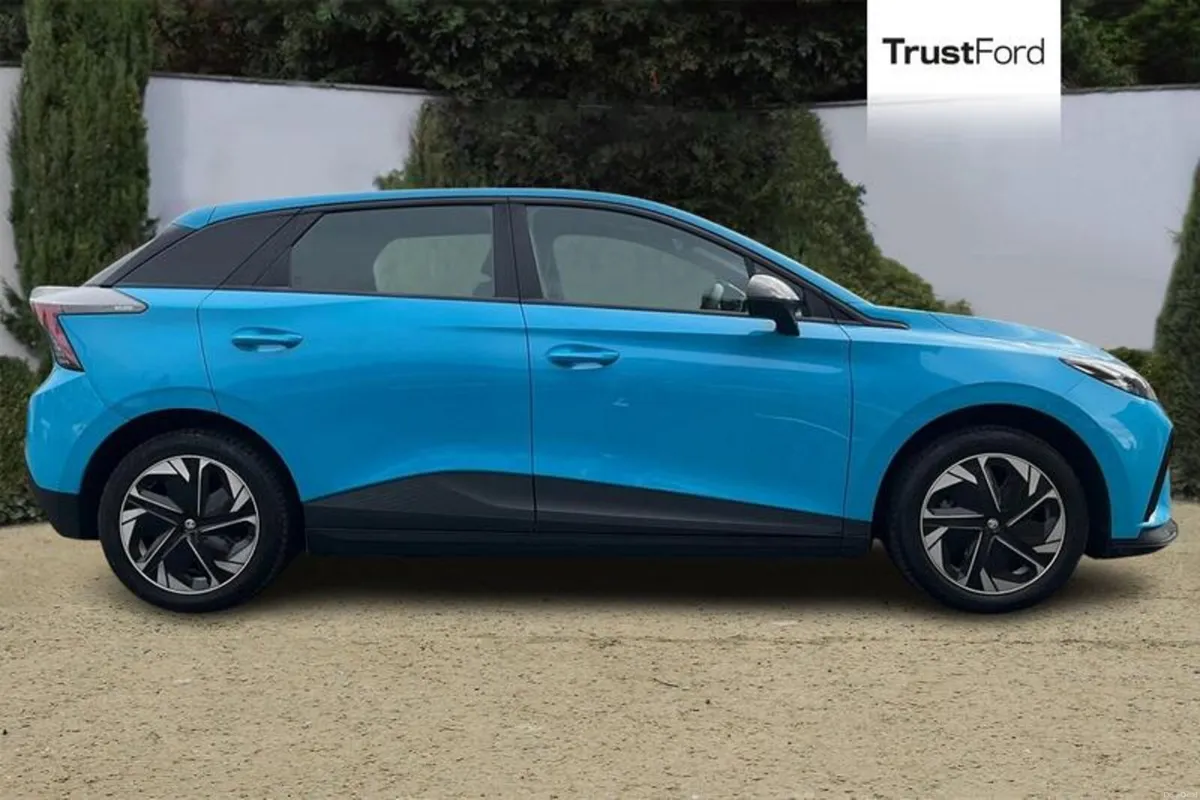 MG MG4 64kWh SE Long Range Hatchback 5dr Electric - Image 3