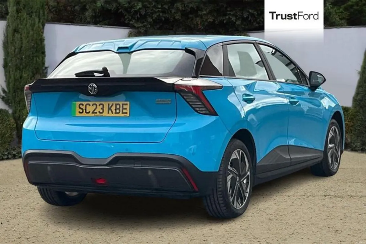 MG MG4 64kWh SE Long Range Hatchback 5dr Electric - Image 4