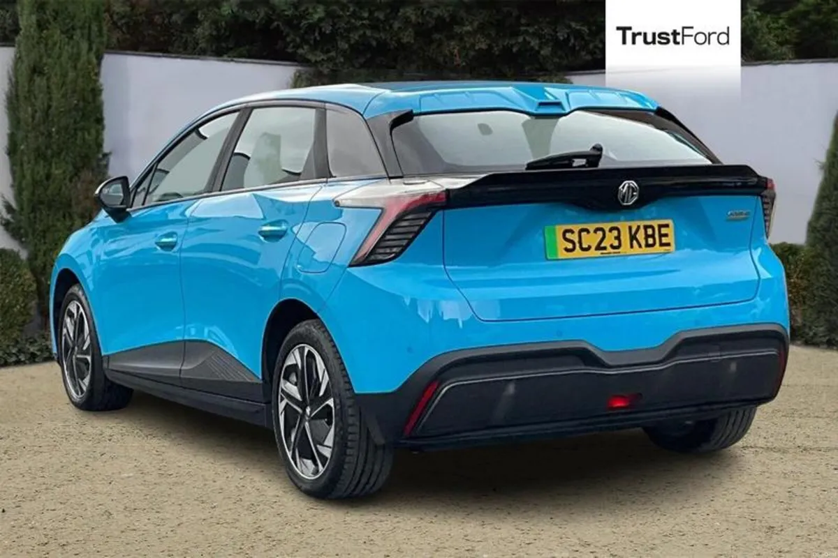 MG MG4 64kWh SE Long Range Hatchback 5dr Electric - Image 2