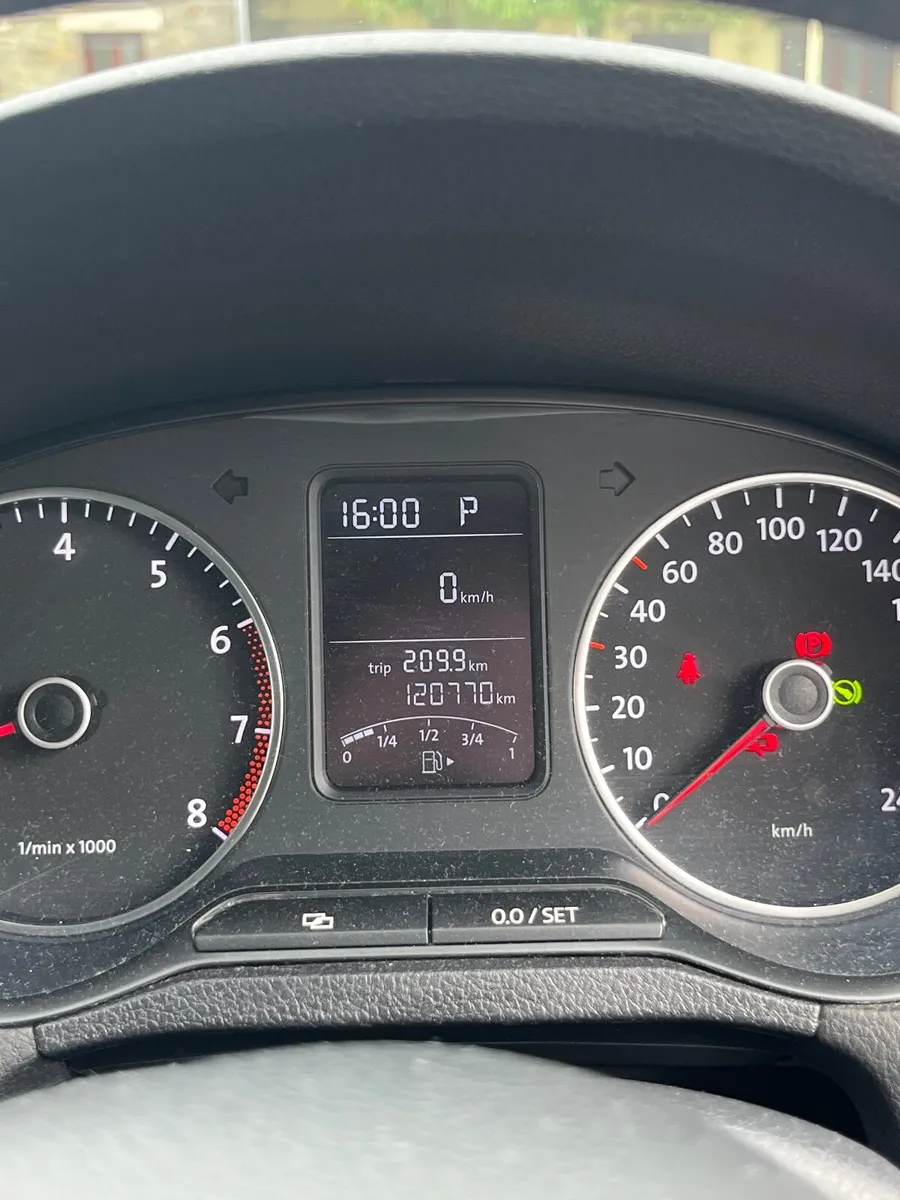 Automatic Volkswagen Polo 2013 - Image 2
