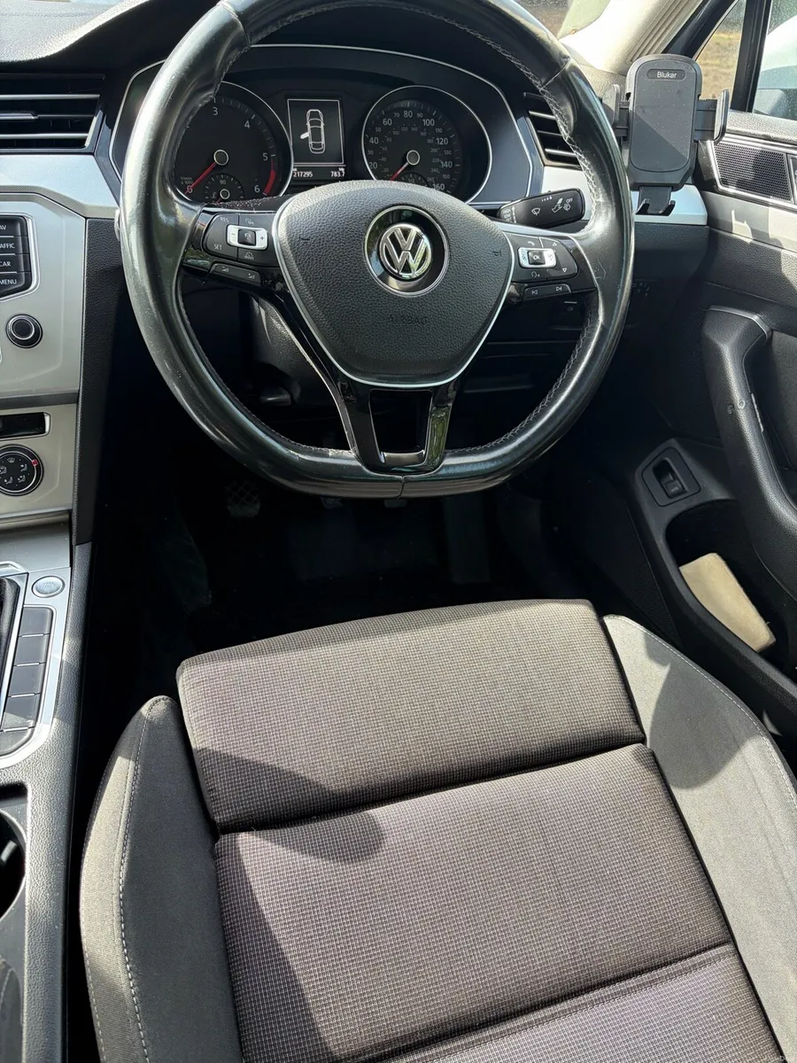 Volkswagen Passat - Image 3