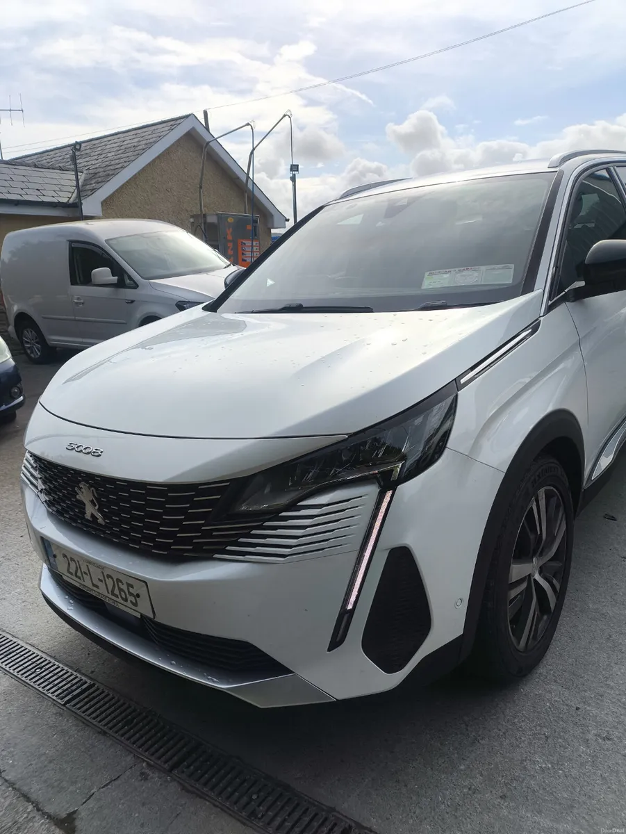 Peugeot 5008 2022 allure low klms - Image 3