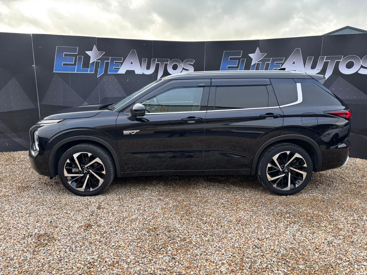 Mitsubishi Outlander Exceed  2.4 PHEV 2023 - Image 3