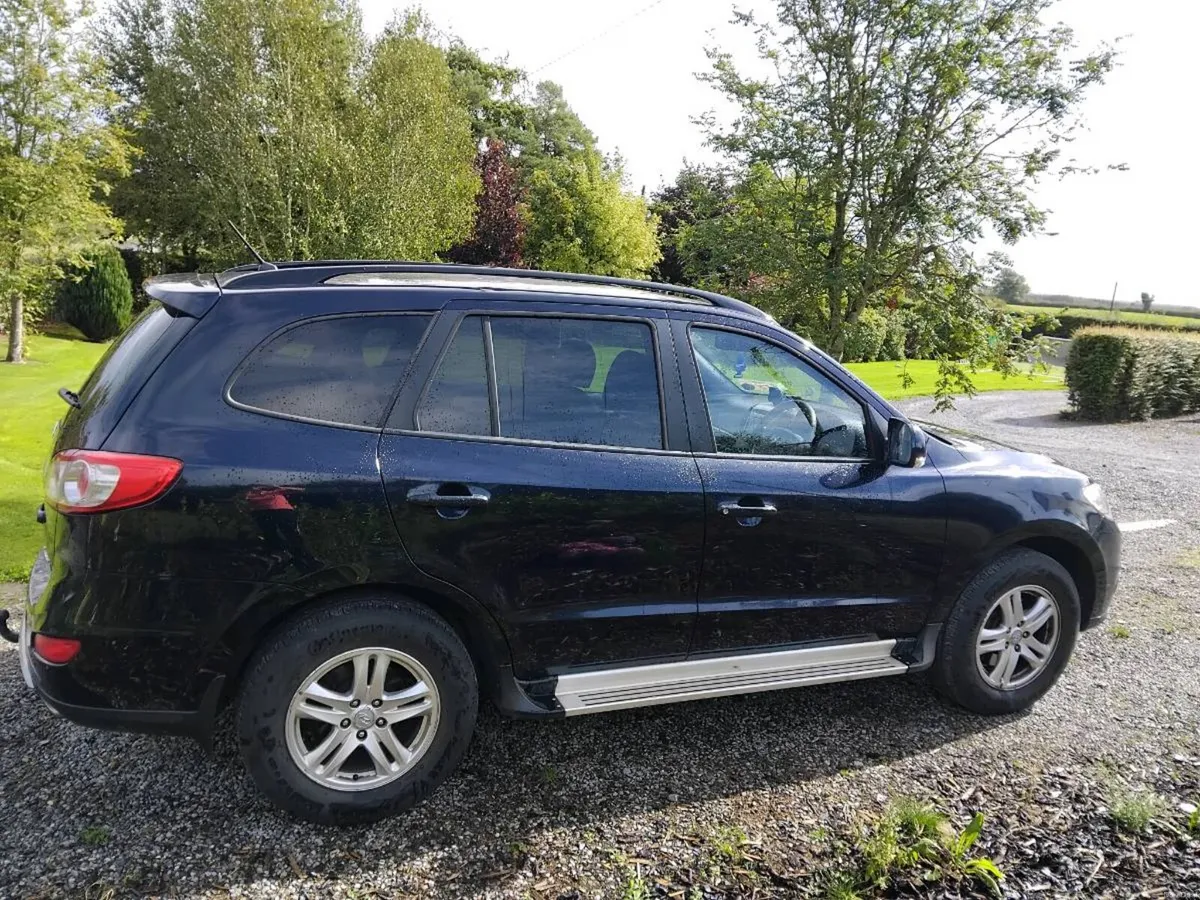 7 Seater Hyundai Santa Fe - Image 1
