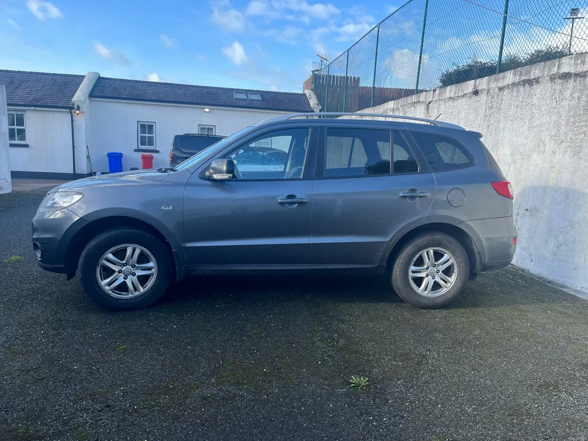 2011 Silver Hyundai SantaFe 4WD - Image 4