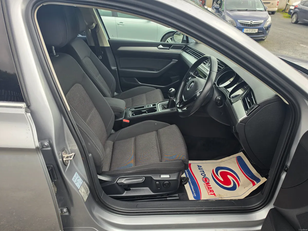 Volkswagen Passat 2018 - Image 5