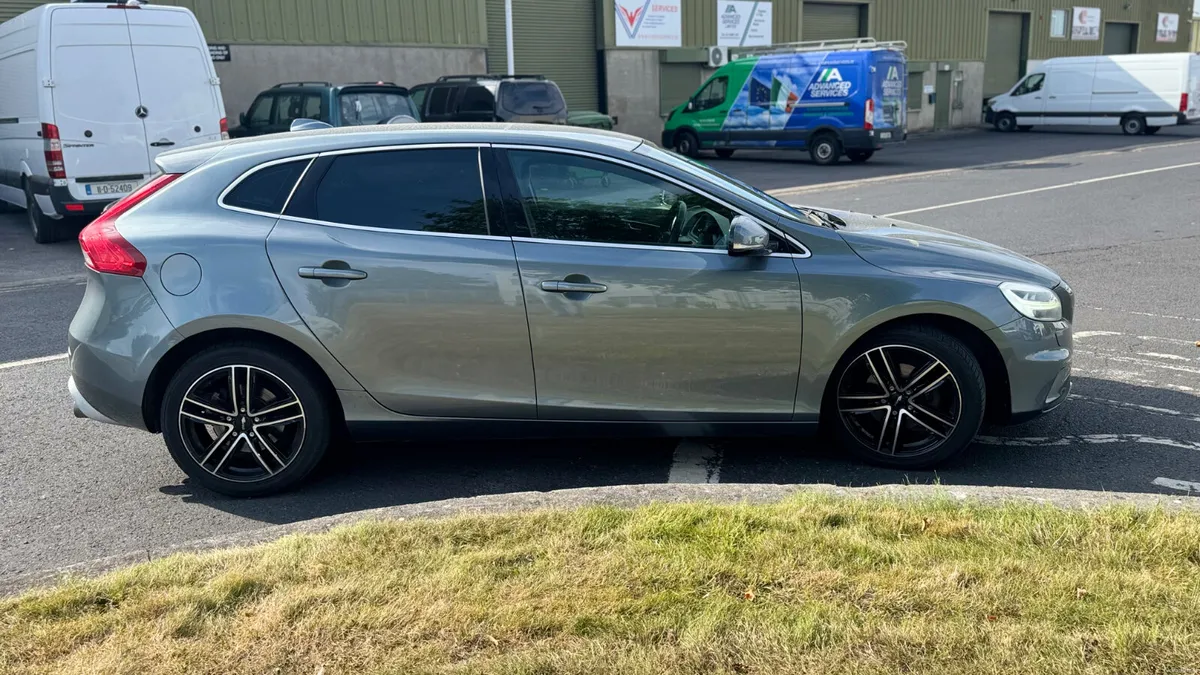 2018 Volvo V40 R-Design - Image 4